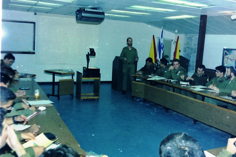 תמונה של אנשי יחידת בחינה מקחש"ר בעבודתם המסורה בשנת 1992